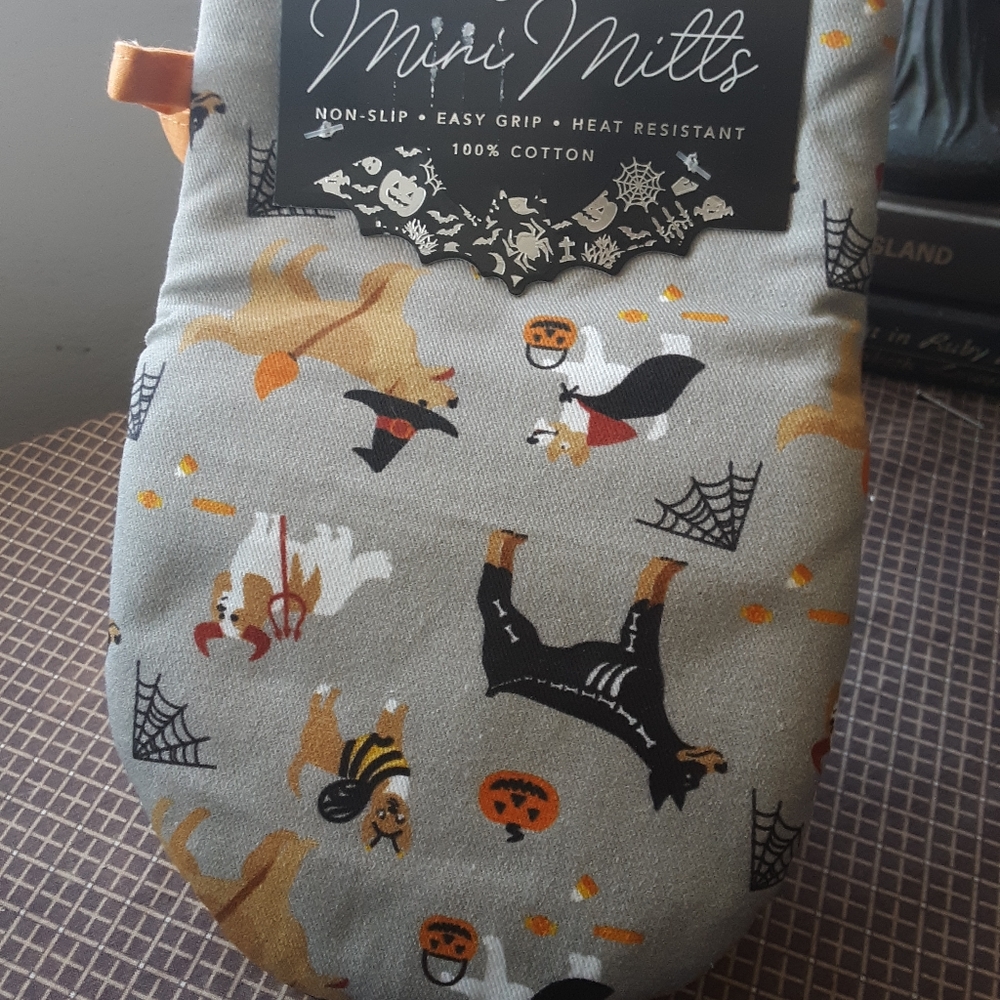 halloween oven mits, NWT! Two mits. Great gift.